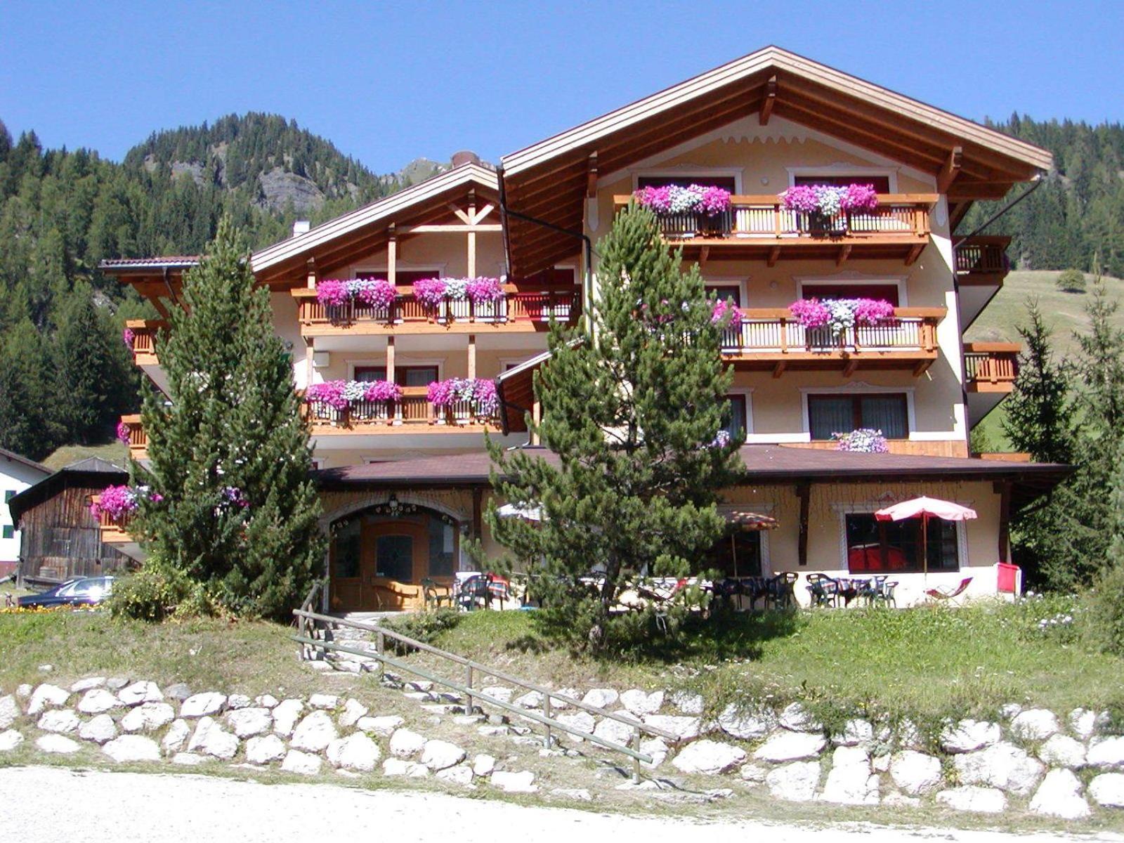 Hotel Dolomites Inn Canazei Exterior foto